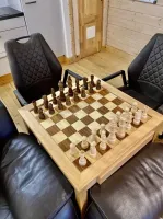 Als nieuwe Schaak Bijzettafel met twee leren Stoelen op Wieltjes 