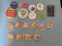 Buttons groot en klein, onderwerpen verschillend, 2 cm tm 7,5 cm doorsnee 