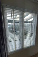 Wit houten modern romantische jaloezie