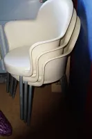 3 stevige kunststof stoelen , 15,=