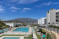 Luxe appartement met zeezicht en privétuin in Mijas, Costa del Sol.